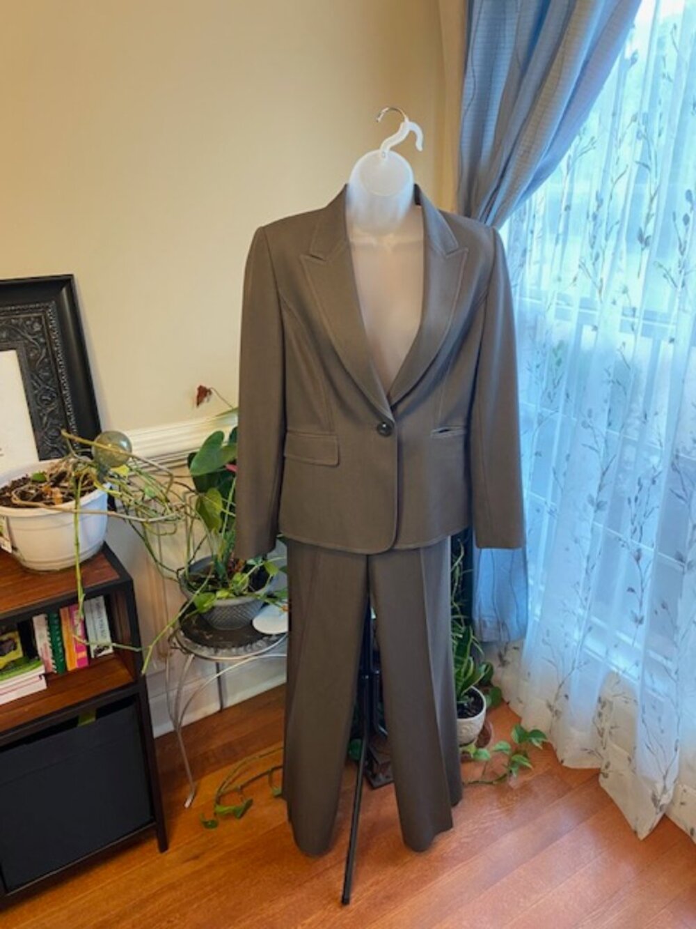 TAHARI- Arthur S. Levine two-piece Brown pant suit, Women's size 6